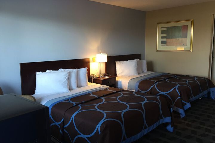 2 Queen Beds (3 of 8)