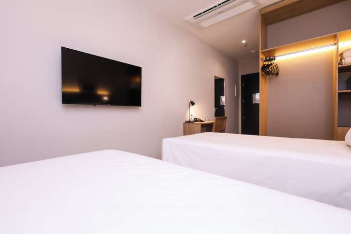 Room 8 of 38