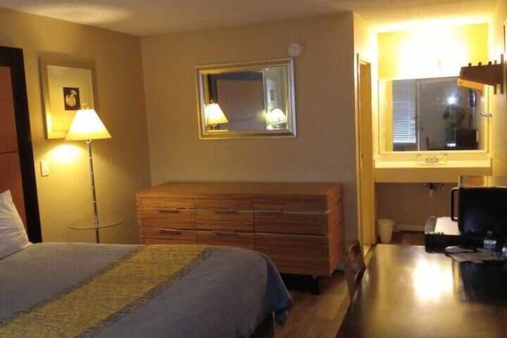 1 Queen Bed (9 of 19)