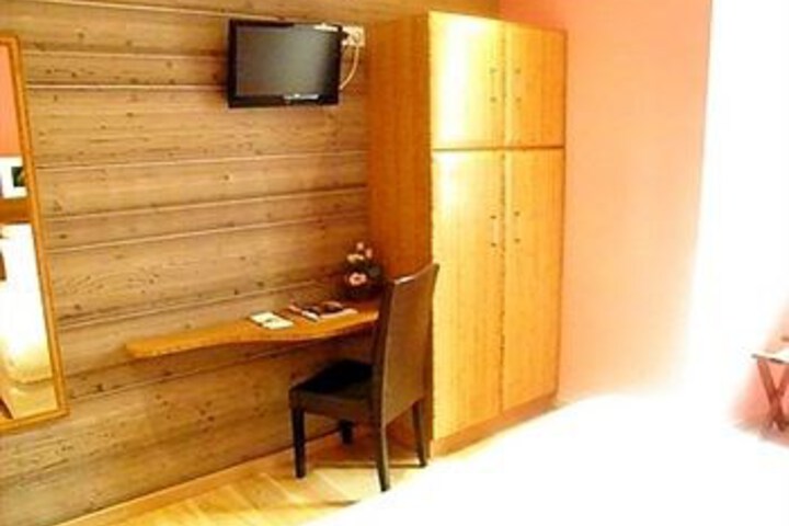 Room 13 of 25