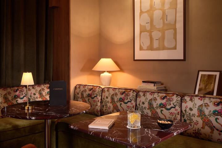 Lounge 50 of 52