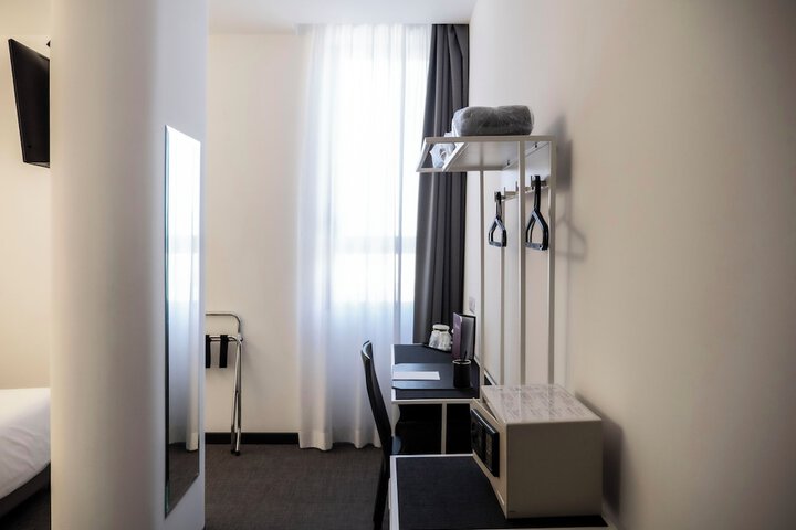 Room 10 of 36