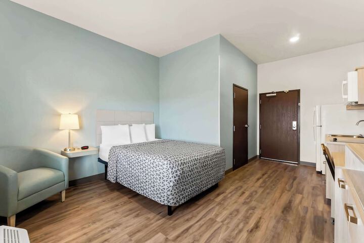 Basic Queen Bed (5 of 11)