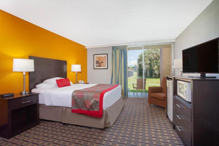 2 Queen Beds (5 of 8)