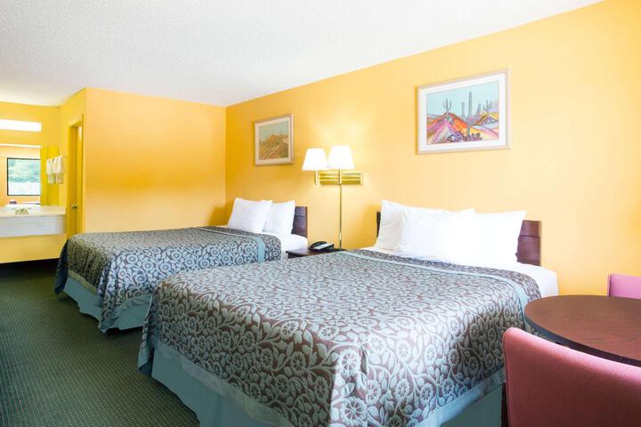1 Queen Bed (4 of 13)