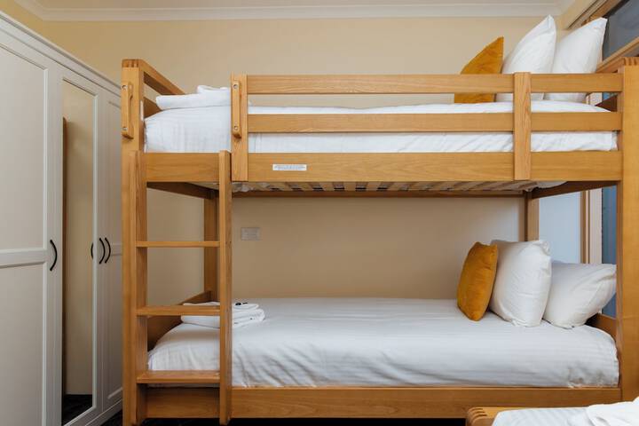 Room 16 of 28