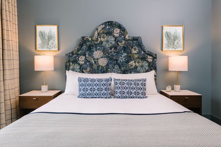 Deluxe King Bed (12 of 22)