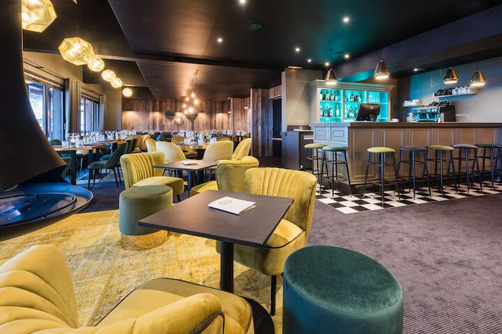 Lounge 93 of 100