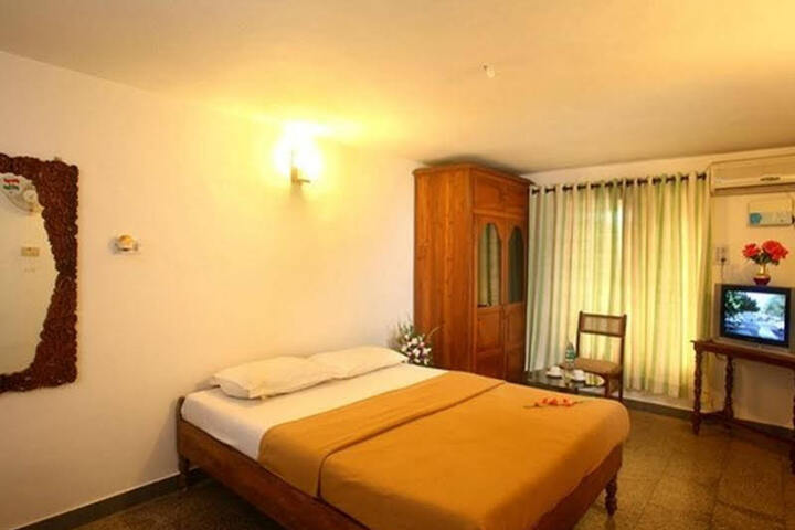 Room 6 of 9