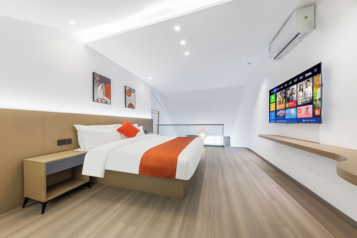Room 16 of 28