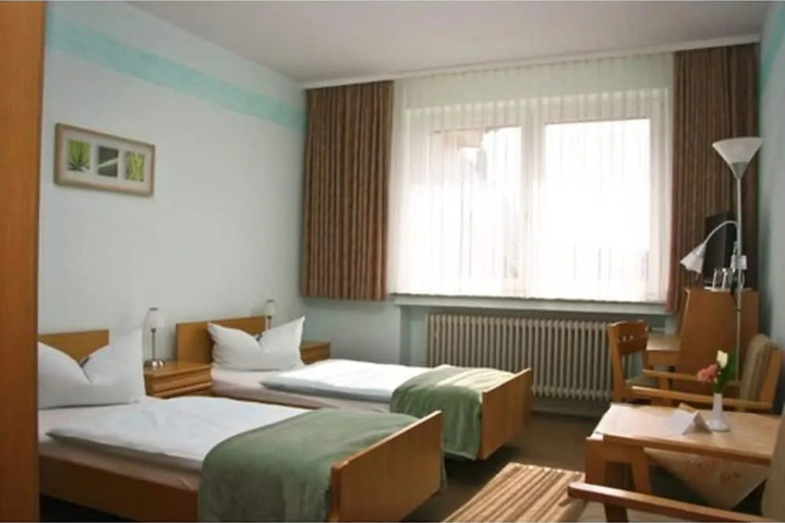 Room 4 of 32