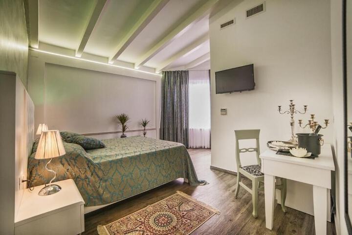 Room 4 of 37