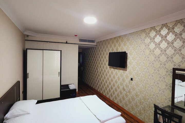 Room 4 of 8