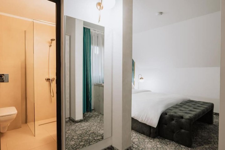 Room 16 of 42