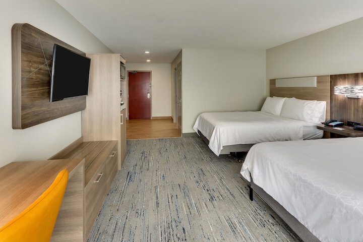 2 Queen Beds (12 of 14)