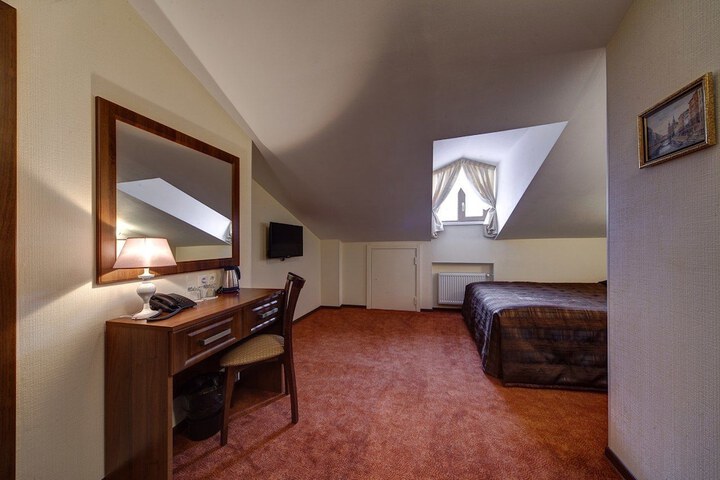Room 6 of 83