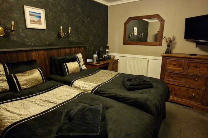 Room 33 of 77