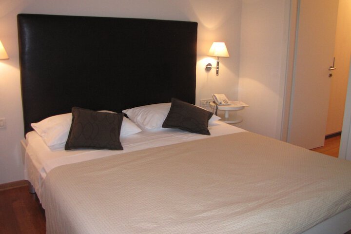 Room 5 of 38