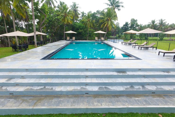 Hotel with Pool