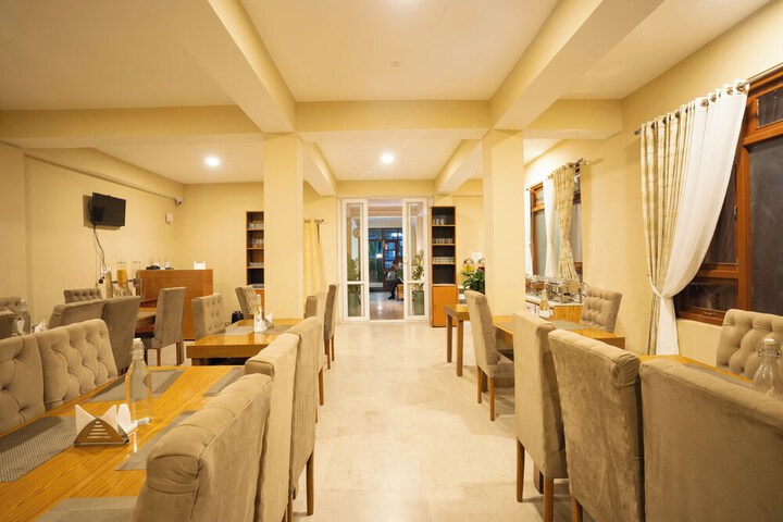 Dining 21 of 24