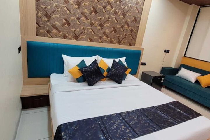 Room 6 of 9
