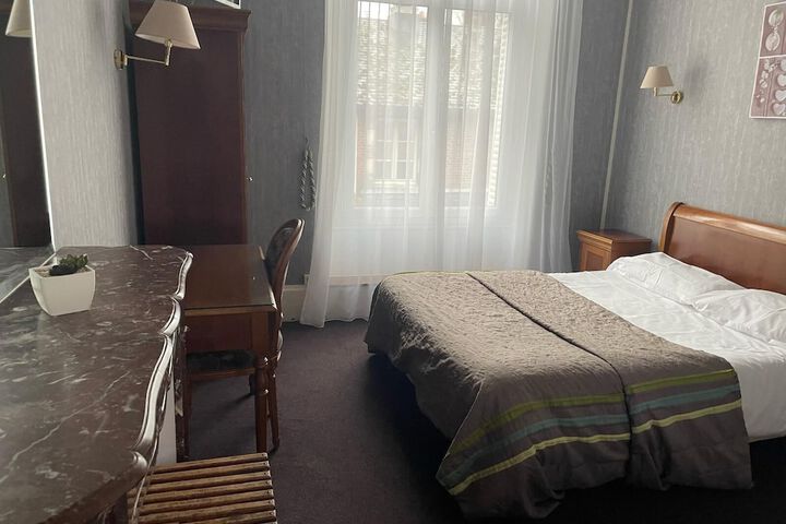 Room 6 of 10
