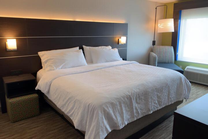 1 King Bed (18 of 19)