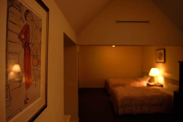 Room 19 of 102