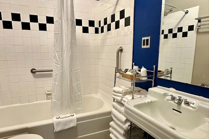 Interior Economy Queen Bed Pet Friendly (19 of 47)