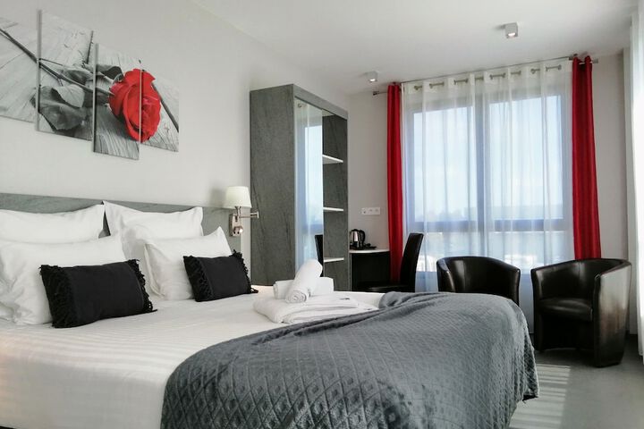 Room 11 of 33