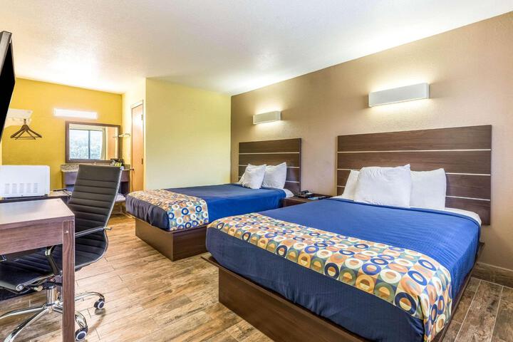 1 Queen Bed (3 of 6)