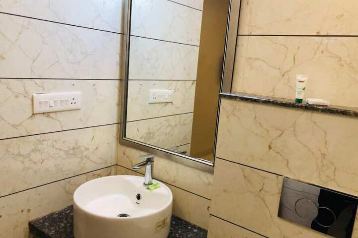 Room 17 of 33