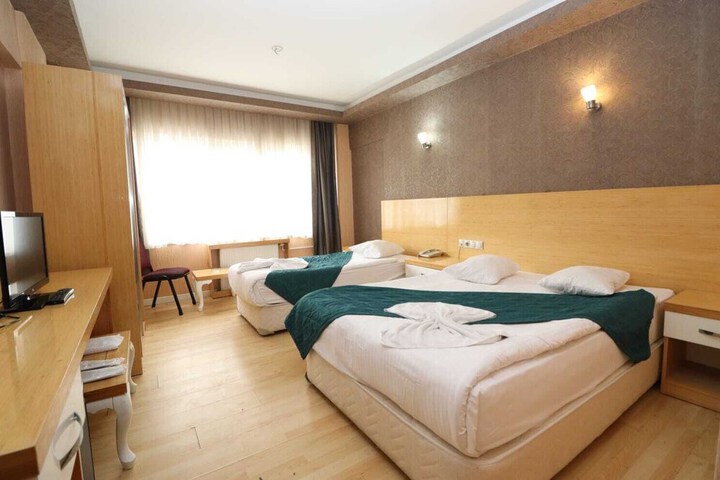 Room 33 of 85