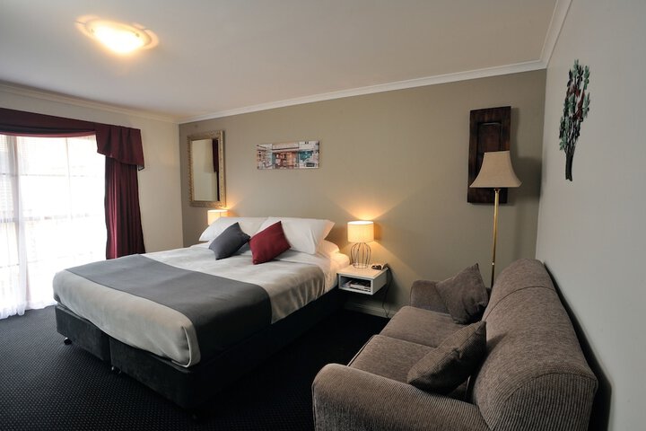 Room 3 of 76
