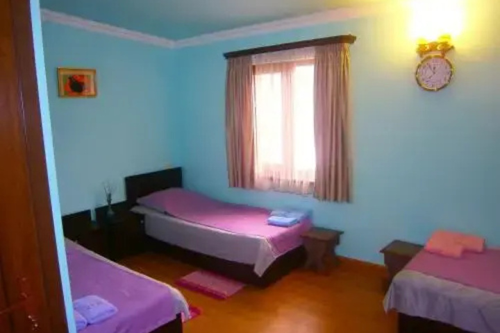 Room 4 of 12