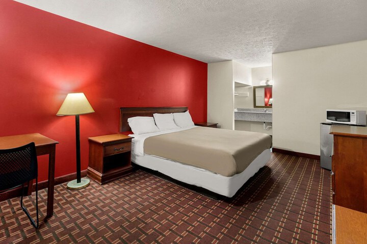 1 King Bed (10 of 17)
