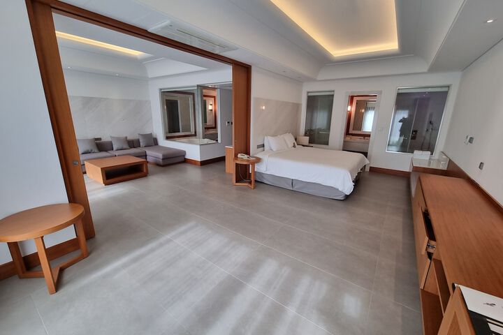 Room 14 of 100