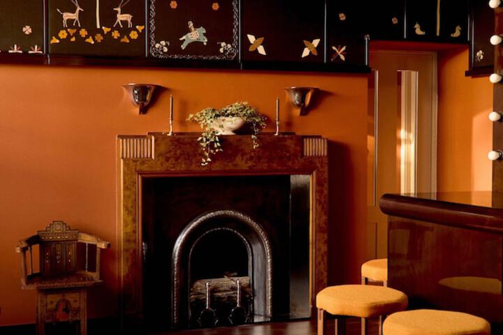 Lounge 33 of 36