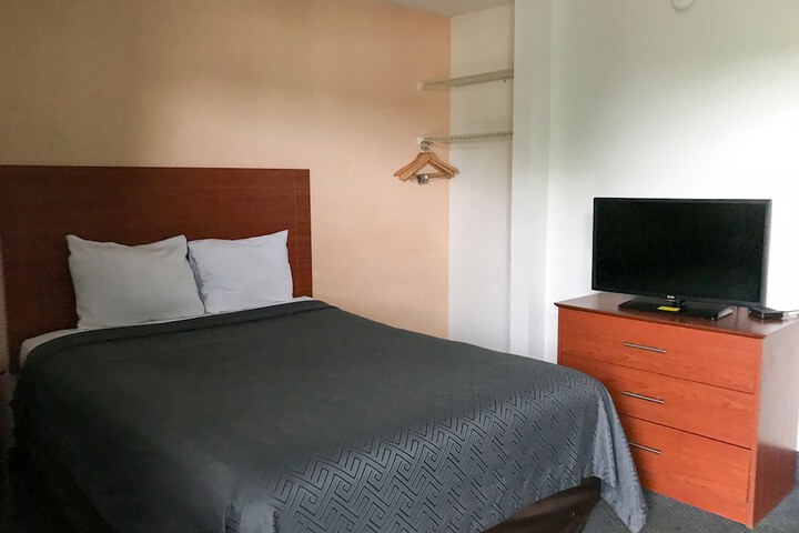 1 Queen Bed Kitchen (3 of 6)