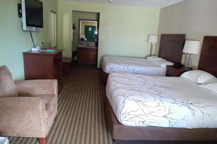 2 Queen Beds (5 of 7)