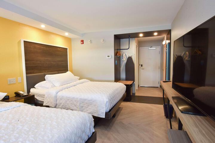 2 Queen Beds (5 of 12)