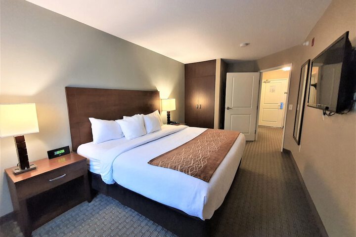 Standard Queen Bed Accessible (21 of 25)