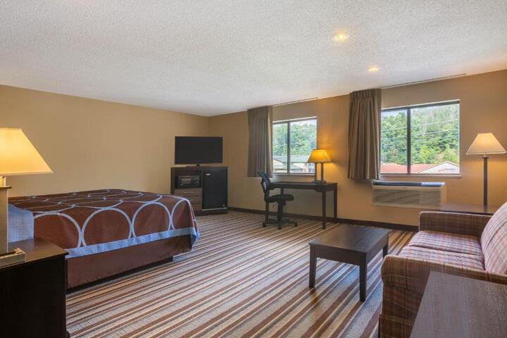 1 King Bed (8 of 10)