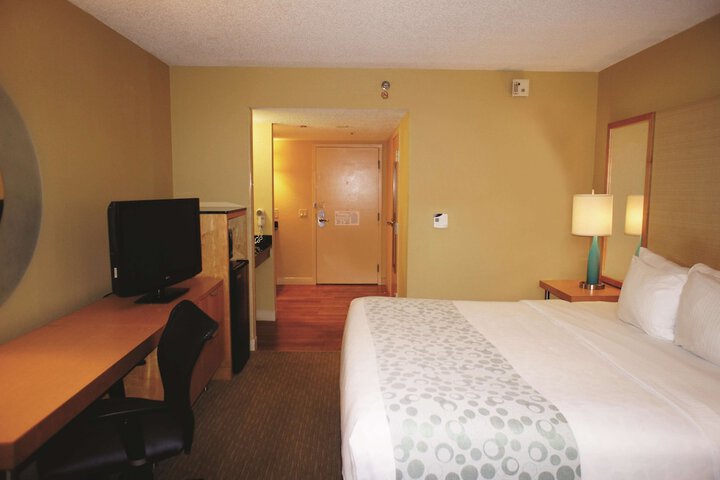 1 King Bed Mobility or Hearing Accessible Room Bathtub with Grab Bars (4 of 15)