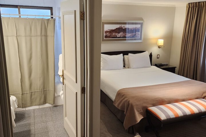 Room 4 of 105