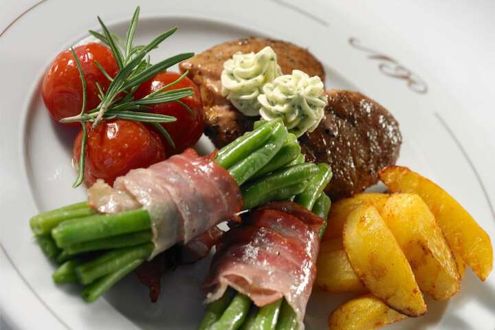 Dining 52 of 60