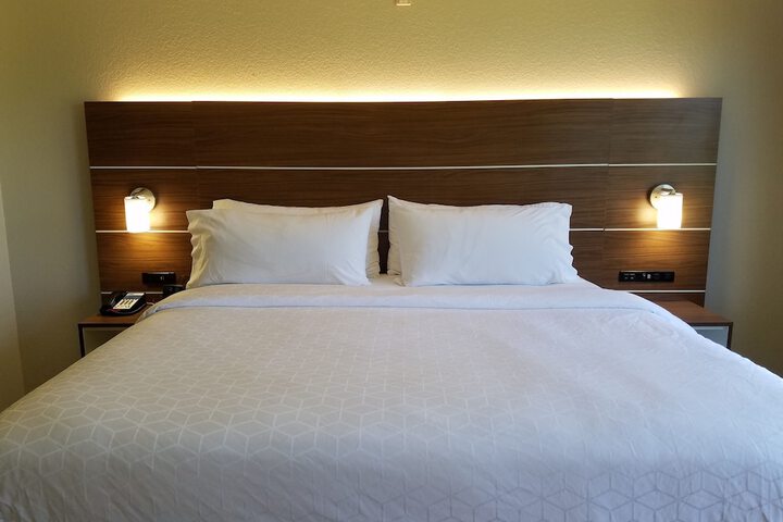 Room 3 of 8