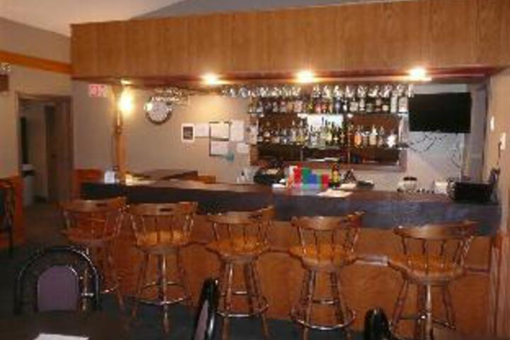 Lounge 2 of 3