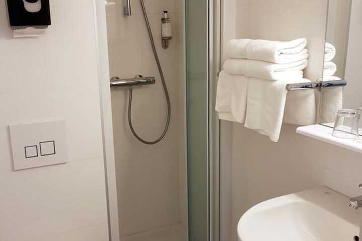 Room 25 of 62