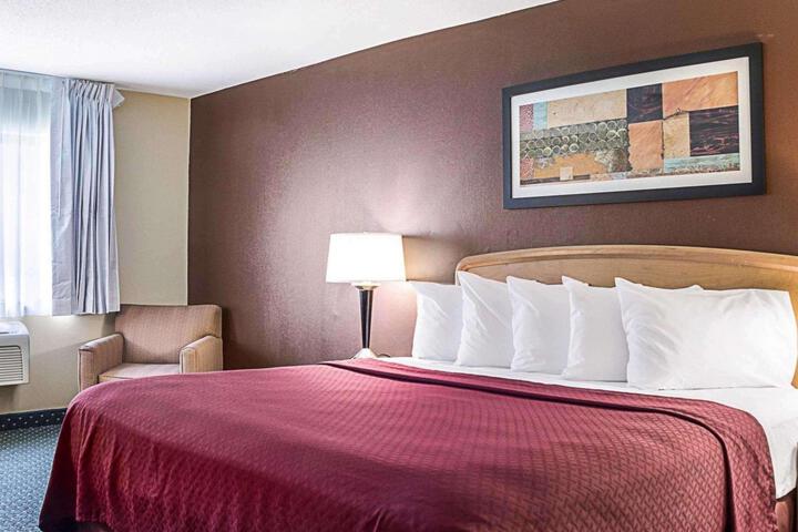 2 Queen Beds (3 of 4)